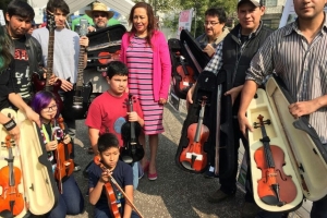 CUMPLE SU PROMESA ABRIL TRUJILLO Y DONA VIOLINES A JVENES EN LA DELEGACIN IZTAPALAPA 