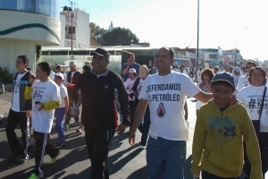 CAMINAN POR LA DEFENSA DEL PETRLEO