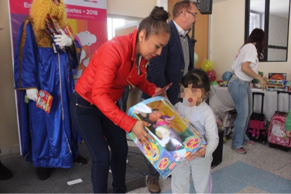 Nios y nias reciben juguetes de parte de los Reyes Magos en el Centro Femenil de Santa Martha