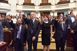 Toman protesta a integrantes de Consejo Consultivo del canal de TV de la ALDF