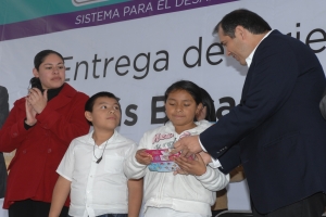 ENTREGAN 200 BECAS A NIOS EN SITUACIN DE VULNERABILIDAD