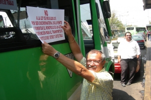 CHOFERES COLOCAN CALCOMANAS EN RECHAZO A LEY DE MOVILIDAD