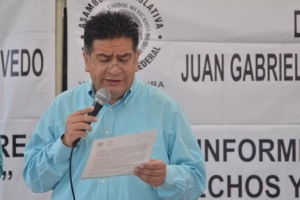 El diputado Juan Gabriel Corchado Acevedo ofreci informe de actividades barriendo en un parque