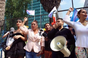 Monta comunidad LGBTTTI ofrenda floral en embajada de EU para honrar memoria de los muertos en Orlando, Florida