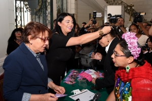 Reparte la diputada Janet Hernndez Sotelo silbatos contra acoso