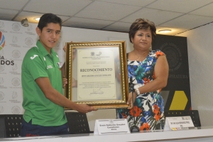 ENTREGAN RECONOCIMIENTO A ATLETA MEXICANO, ERWIN CASTELLANOS 