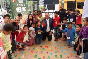 Luis Gerardo Quijano premia a nios y nias con los mejores promedios; adems realiza curso de verano