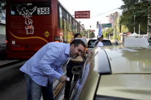 CONFLICTO ENTRE UBER Y LOS TAXISTAS DEL DF, QUE LA AUTORIDAD HA SIDO INCAPAZ A DE RESOLVER, DEBE ARREGLARLO LA ALDF