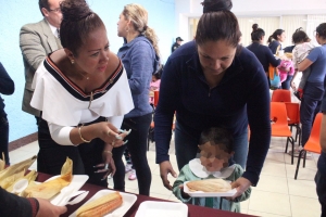 Lleva Rebeca Peralta tamales y atole a los nios y nias que viven con sus madres en Santa Martha Acatitla