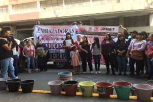 Con cubetas vacas exige asamblesta Janet Hernndez Sotelo a Ramn Aguirre de SACMEX agua para mitigar la sed que padece Iztapalapa