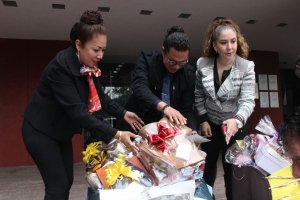 Rebeca Peralta participa en Zapatn de la CDHDF y entrega zapatos y calcetines
 
 
