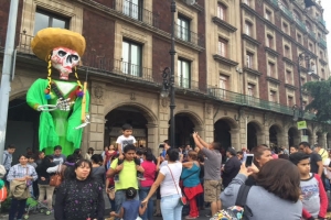 Colocan una catrina monumental a las afueras del edificio de la ALDF