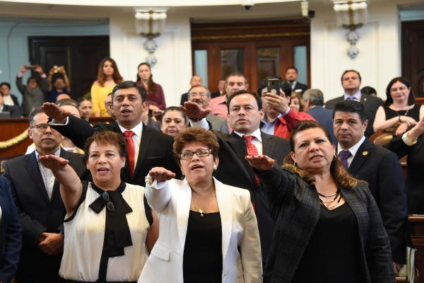 Rinden protesta ante la ALDF cinco diputados suplentes