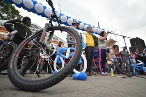 Realizan Janet Hernndez y Ral Flores rodada ciclista para exigir abasto de agua en Iztapalapa